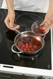 Приготовление блюда по рецепту - Пудинг шоколадный с вишневым соусом. Шаг 3